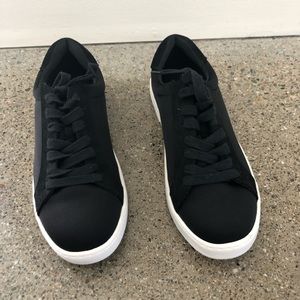 Black sneakers SPRING size 8 - new